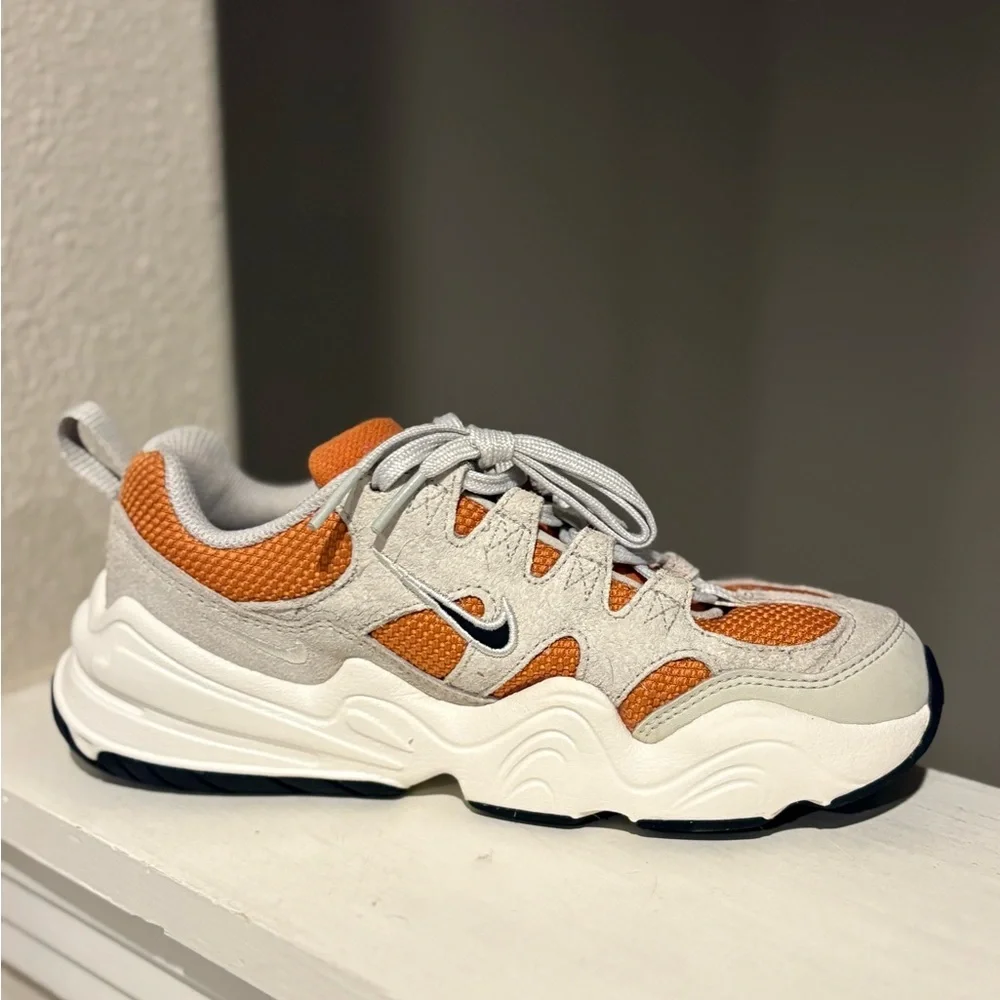 Nike Tech Hera Monarch Light Bone W Shoes Womens Size 5 DR9761-800